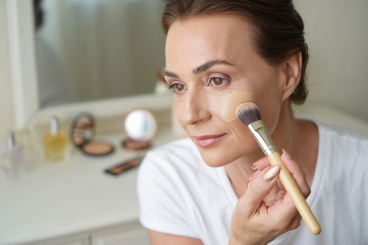 10 Rekomendasi Makeup Base Terbaik untuk Usia 50 Tahun, Samarkan Kerutan & Kulit Lebih Muda