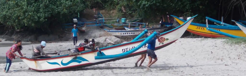 Liburan Hemat ke Pantai Ngampiran: Pesona Eksotis dengan Harga Terjangkau