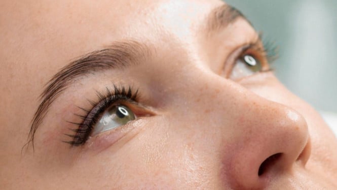 Tren DIY Lash & Brow: Cara Efisien dan Aman Rawat Bulu Mata dan Alis Tanpa ke Salon