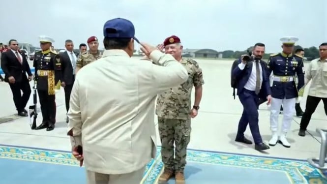 Kenakan Baret Merah, Raja Yordania Hormati dan Peluk Prabowo Sebelum Pulang ke Tanah Air