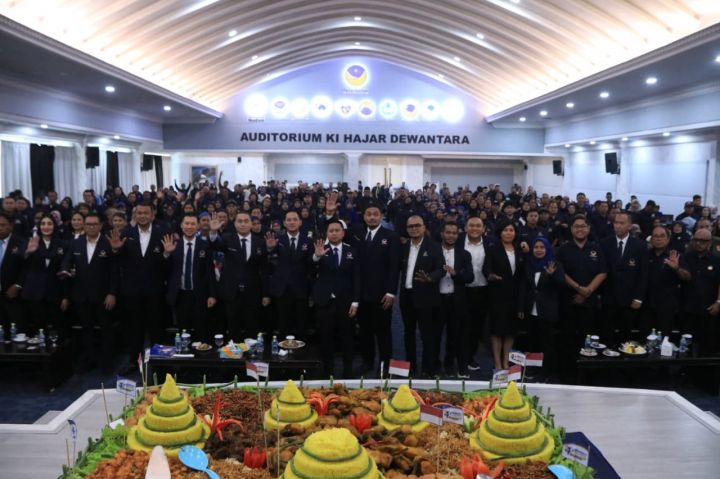 Rayakan HUT ke-14, NasDem Jakarta Berangkatkan 5 Kader Umroh Gratis: Siapa Saja? Rayakan HUT ke-14, NasDem Jakarta Berangkatkan 5 Kader Umroh Gratis: Siapa Saja?