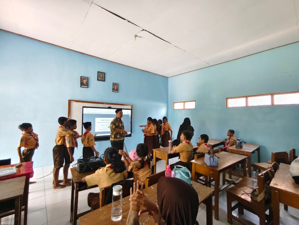 SDN Tiron 01 Madiun Terima Smart TV dari Program Digitalisasi Pendidikan Presiden Prabowo