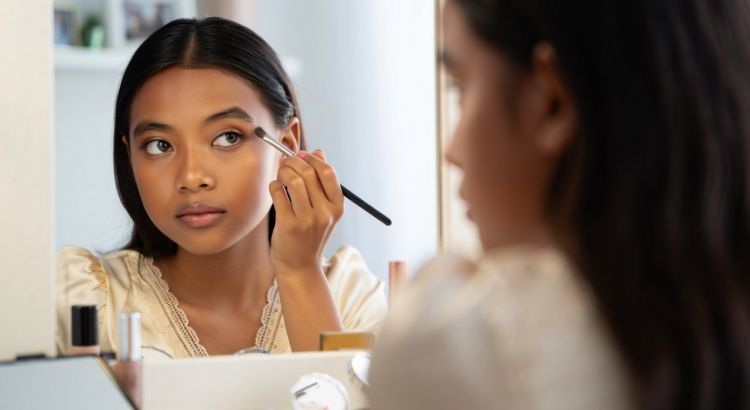 8 Rekomendasi Eyeshadow Palette Terjangkau untuk Hasil Makeup Elegan dan Natural