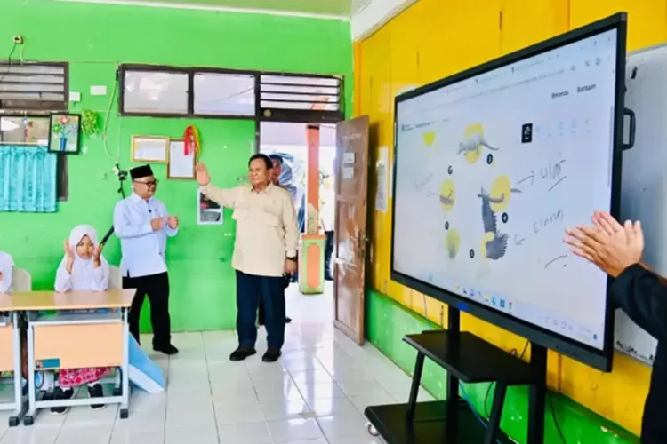 Smart TV Masuk Sekolah: Prabowo Targetkan Guru Terbaik Sampai ke Daerah 3T