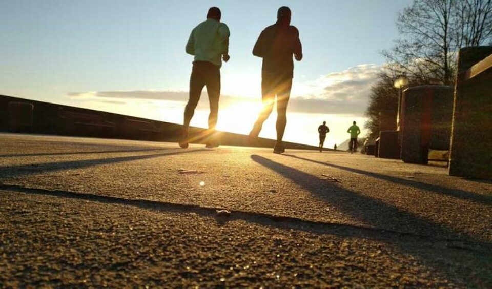Jalan Kaki atau Lari: Mana yang Lebih Cepat Turunkan Berat Badan?