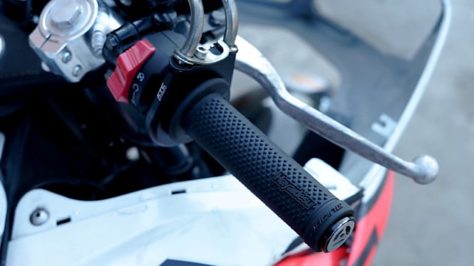 Baru Tahu! Hairspray Ternyata Ampuh Atasi Handgrip Motor yang Longgar, Begini Caranya