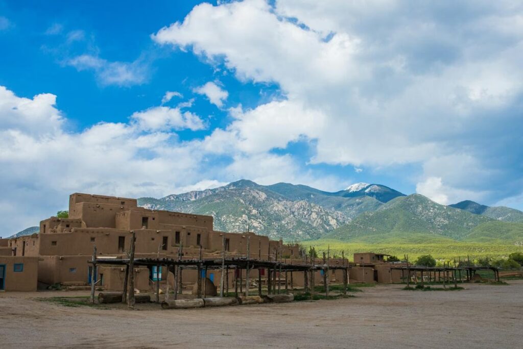 5 Hal Menarik Tentang Pemukiman Tradisional Taos Pueblo yang Tetap Hidup Hingga Kini