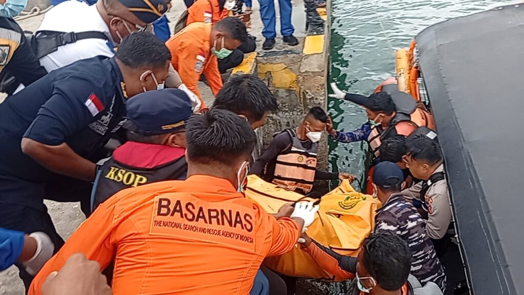 Penemuan Jenazah Korban KM Putri Sakina Terbawa Arus ke Pulau Serai