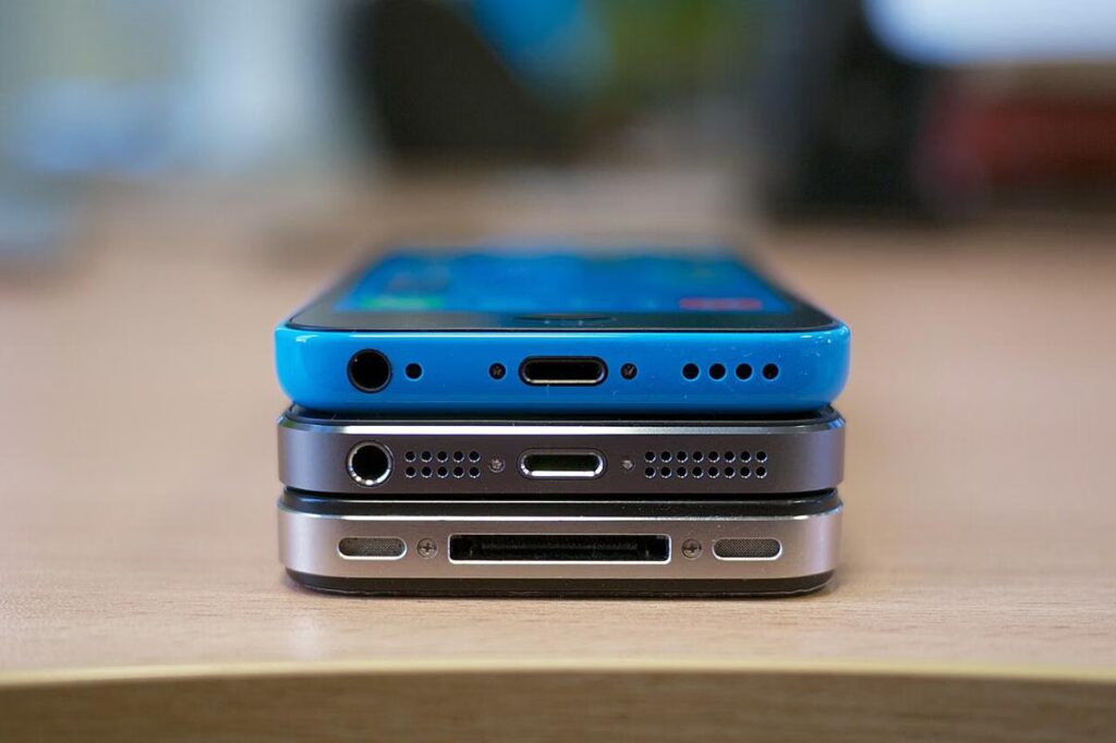 Apakah Menggunakan Charger Android Berbahaya untuk iPhone? Fakta dan Penjelasan Lengkap
