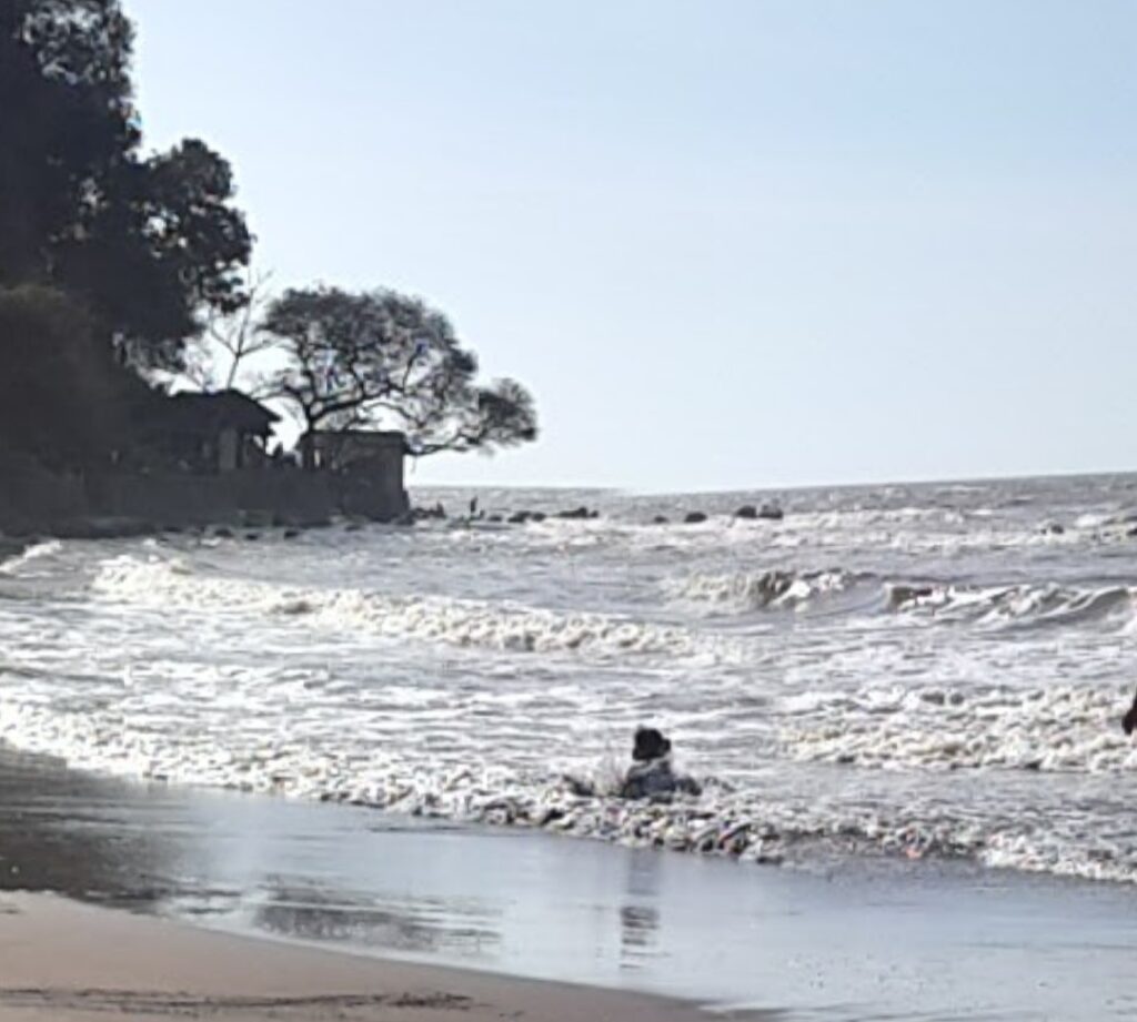 Daerah Berisiko Cuaca Ekstrem dan Ancaman Gelombang Tinggi di Pantai Utara Jawa Tengah Minggu Ini