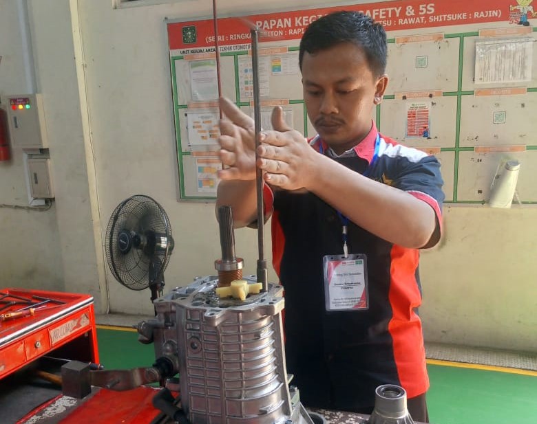 Guru SMK Ma’arif 9 Kebumen Kembangkan Keahlian Otomotif Lewat Pelatihan Daihatsu