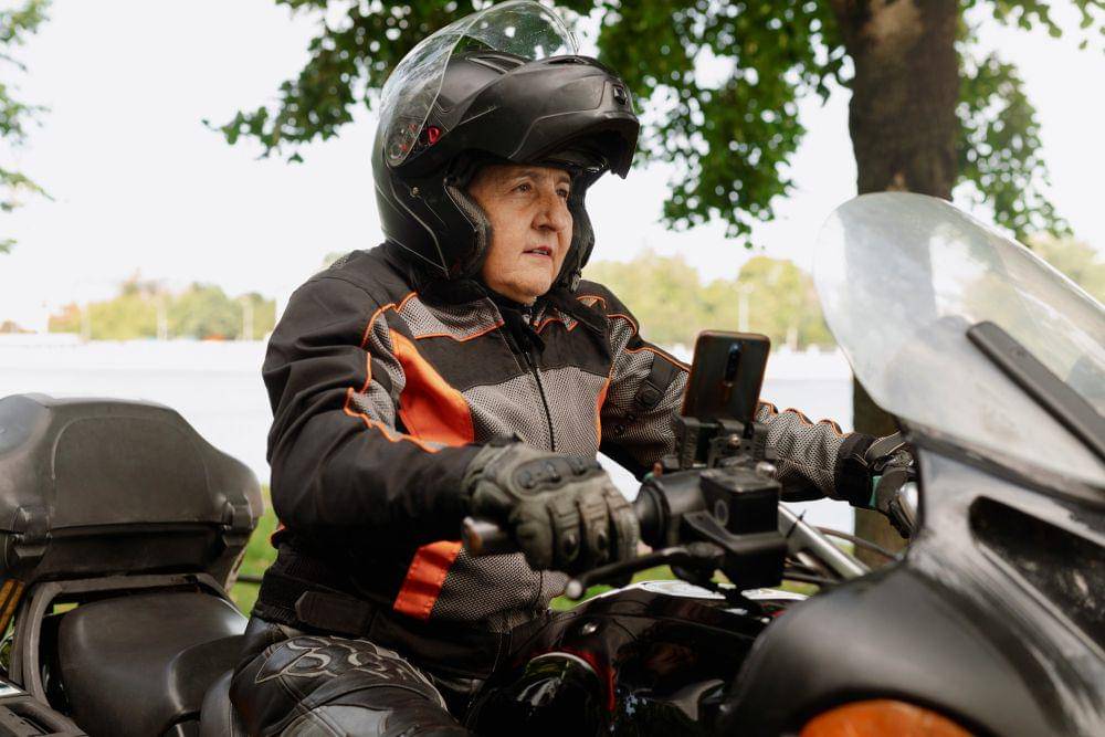 Pilihan Holder HP Motor Anti Air Terbaik, Jaga Ponsel Tetap Kering Saat Berkendara