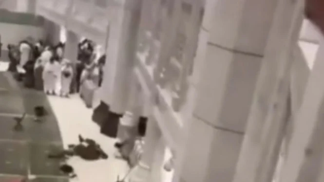 Aksi Dramatis Warga Lompat dari Atap Masjidil Haram, Terlihat Diduga Percobaan Bunuh Diri