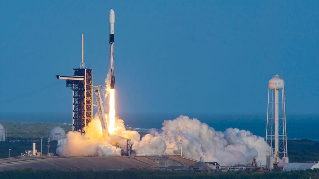 SpaceX Luncurkan Misi Starlink Ganda dengan Peluncuran Antara Pantai dalam Waktu Bersamaan (Video)