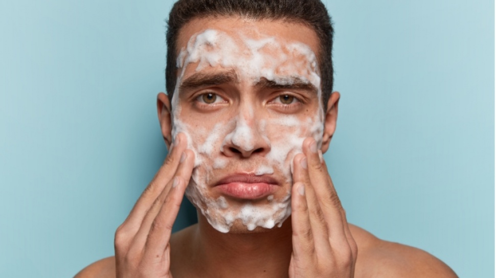 5 Rekomendasi Face Wash Korea untuk Pria agar Wajah Lebih Glowing dan Segar Alami