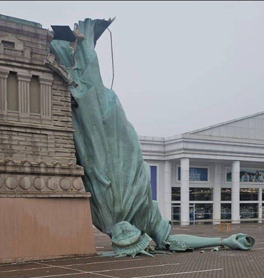 Bukan Patung Liberty Asli, Ini Fakta Lengkap Mengenai Patung yang Roboh di Brasil