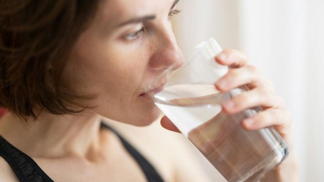 7 Dampak Kebiasaan Minum Sambil Berdiri: Fakta dan Risiko bagi Kesehatan Anda