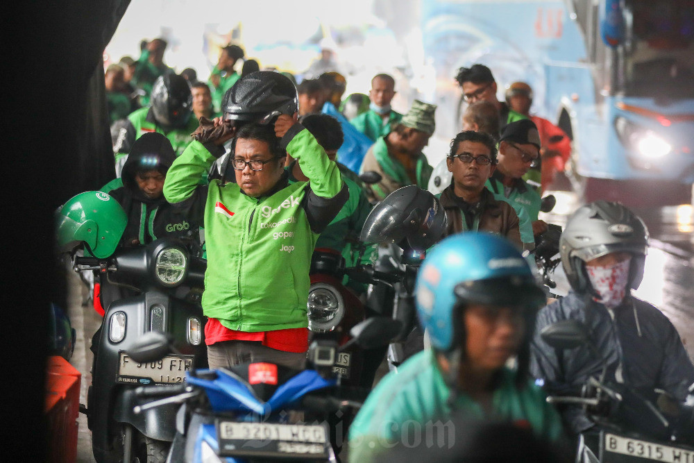 Setumpuk Catatan di Tengah Kuatnya Wacana Merger Gojek-Grab: Fakta dan Implikasi Setumpuk Catatan di Tengah Kuatnya Wacana Merger Gojek-Grab: Fakta dan Implikasi