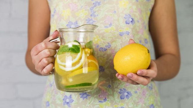 Manfaat Rutin Minum Segelas Air Lemon Pagi Hari untuk Kesehatan Tubuh dan Vitalitas