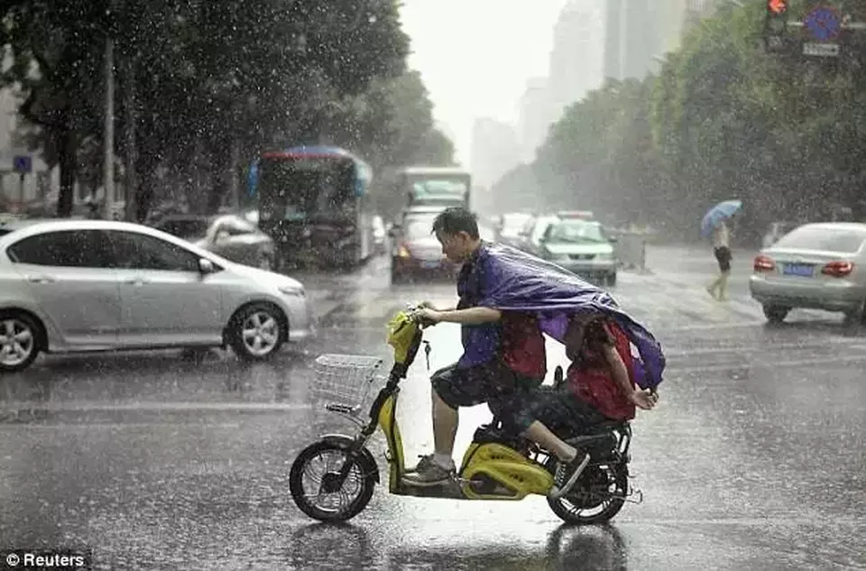Risiko Penggunaan Sepeda Listrik di Jalan Raya Dibanding Motor Listrik: Fakta dan Analisis