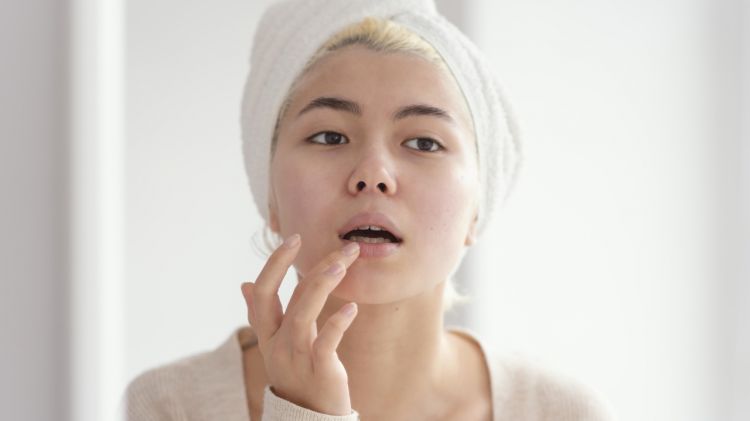 17 Rekomendasi Lip Serum Atasi Bibir Hitam, Mulai Rp27 Ribu untuk Bibir Cerah dan Lembap