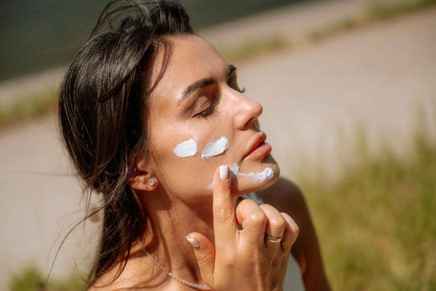 7 Rekomendasi Sunscreen Lokal Tanpa White Cast, Harga Terjangkau dan Cocok untuk Semua Kulit