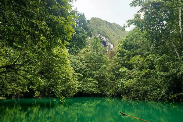 Danau Nyadeng: Pesona Tersembunyi di Karst Sangkulirang yang Wajib Dikunjungi Danau Nyadeng: Pesona Tersembunyi di Karst Sangkulirang yang Wajib Dikunjungi