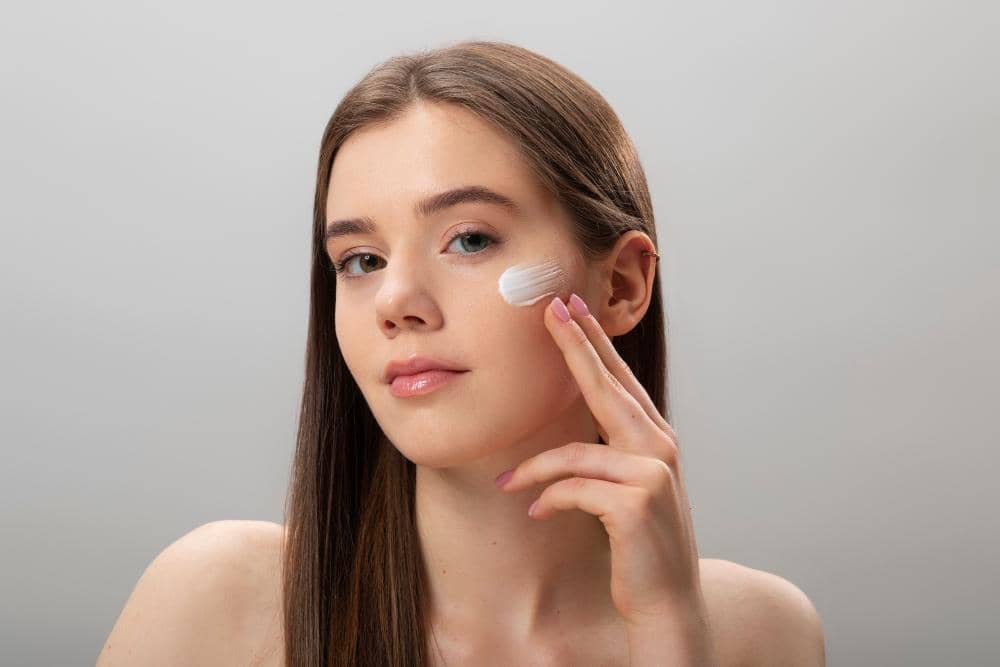 7 Rekomendasi Moisturizer Terbaik untuk Usia 40+ yang Efektif Samarkan Kerutan Wajah