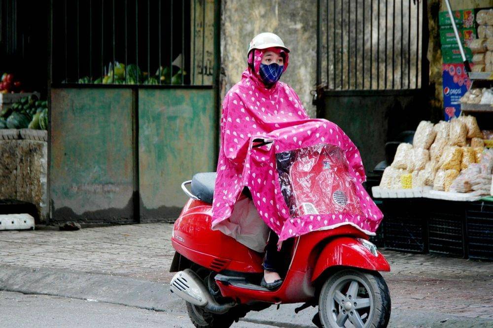 7 Rekomendasi Jas Hujan Wanita Terbaik, Nyaman dan Stylish, Ada Pilihan dari Plevia