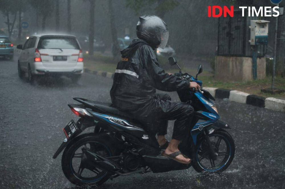 7 Jas Hujan Anti Rembes Terbaik, Pilihan dari Eiger hingga Axio untuk Perlindungan Maksimal