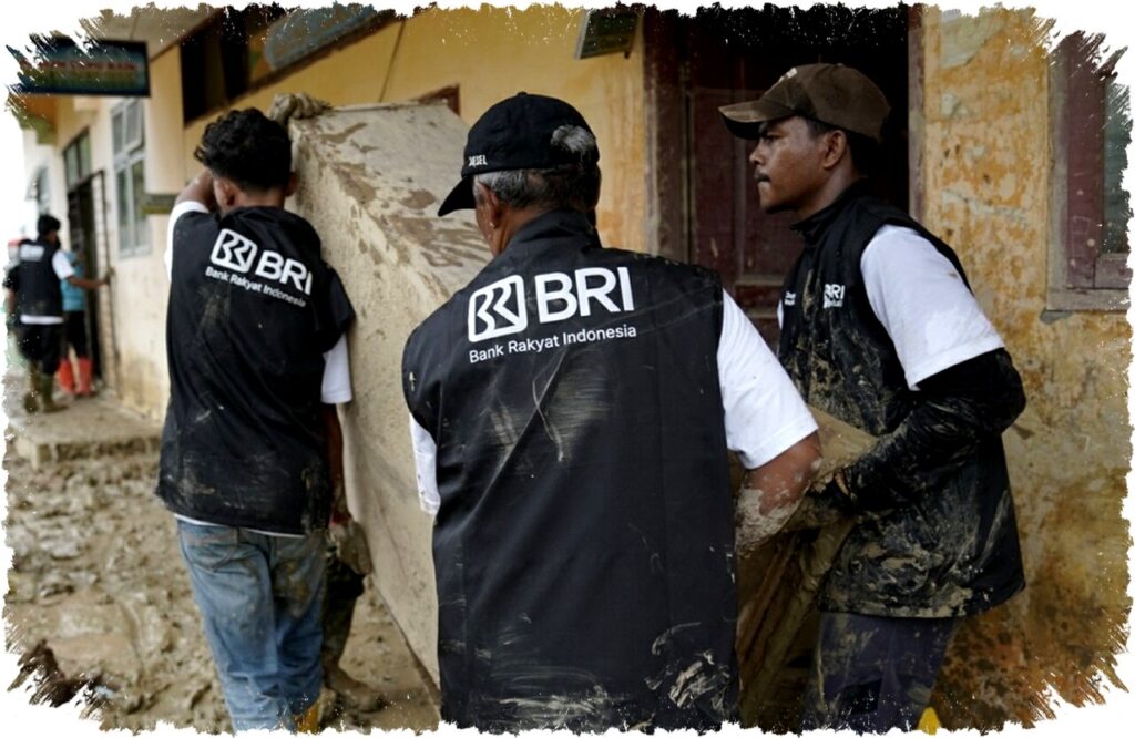 Relawan BRI Peduli Bersih-bersih Sekolah di Aceh Tamiang Dukung Pemulihan Pascabencana