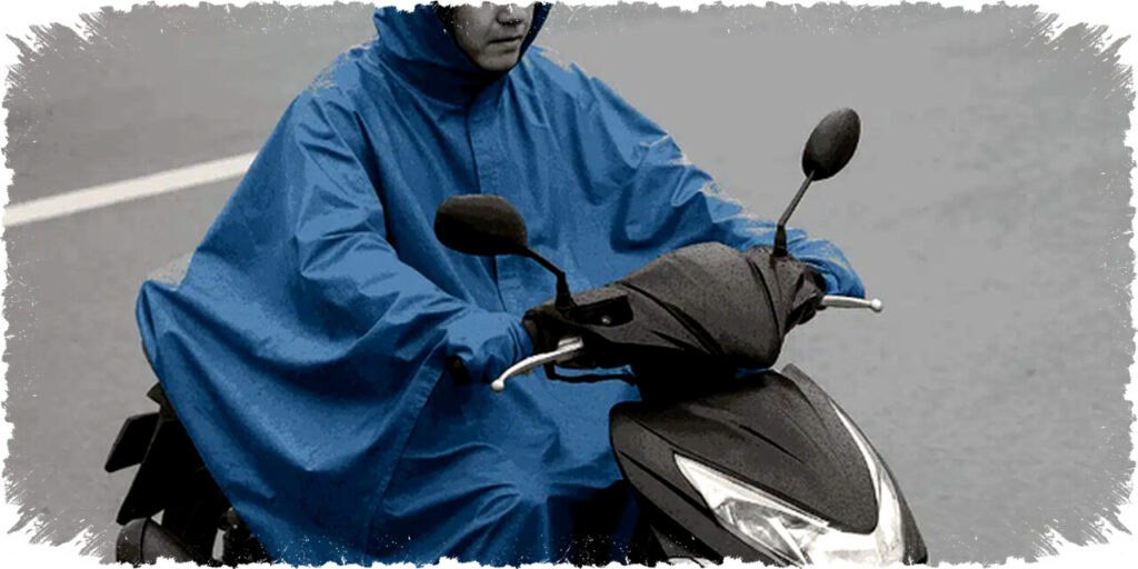 Pakai Jas Hujan Ponco Saat Motor Rentan Kecelakaan, Ini Bahayanya dan Solusinya!