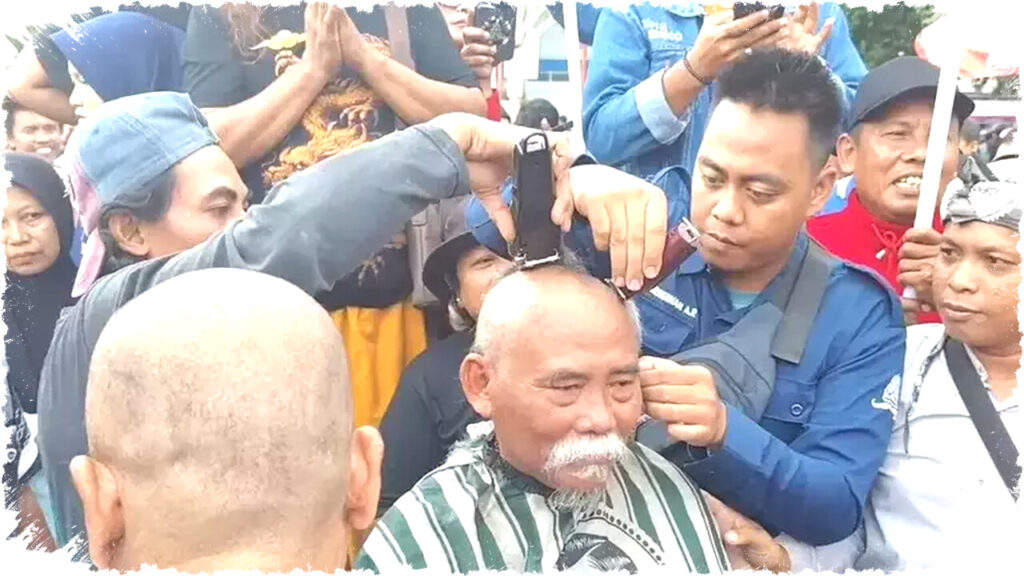 KPK Tetapkan Sudewo Tersangka, Warga Pati Gelar Aksi Cukur Gundul Protes Korupsi