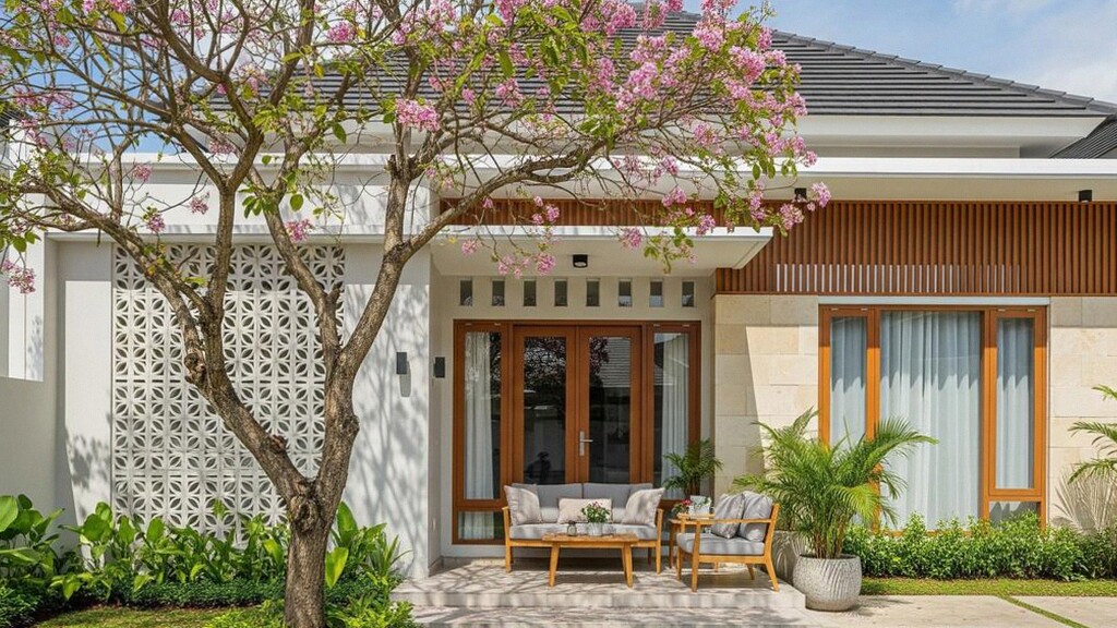 7 Inspirasi Desain Rumah Modern Terang dengan Teras Mini, Tabebuya & Roster Estetik