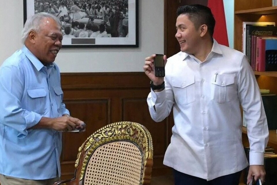 Senyum Pak Bas Saat Kepergok Pakai HP Nokia Jadul, Ini Alasannya yang Bikin Heboh!