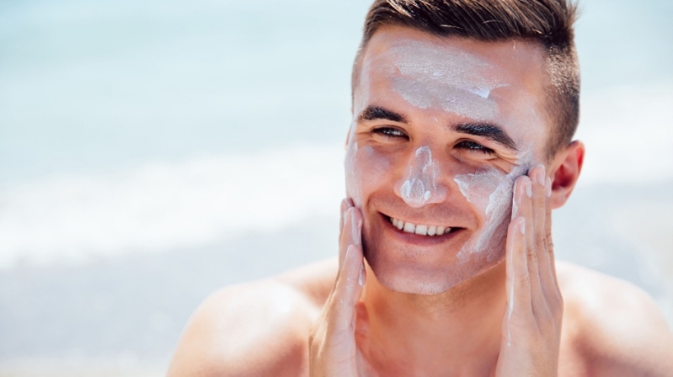 Aktif Seharian! 5 Sunscreen SPF 50 Terbaik untuk Pria Melindungi dari Sinar UV
