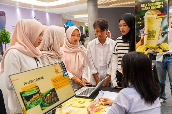 Mahasiswa Ilmu Komunikasi Unesa Gelar Pameran Ekspresi Kreatif, Saksikan Karya Unik!