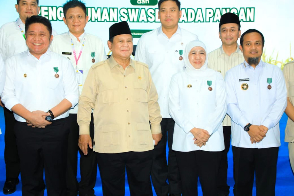 Gubernur Khofifah Terima Penghargaan Prestisius dari Presiden atas Capaian Swasembada Pangan