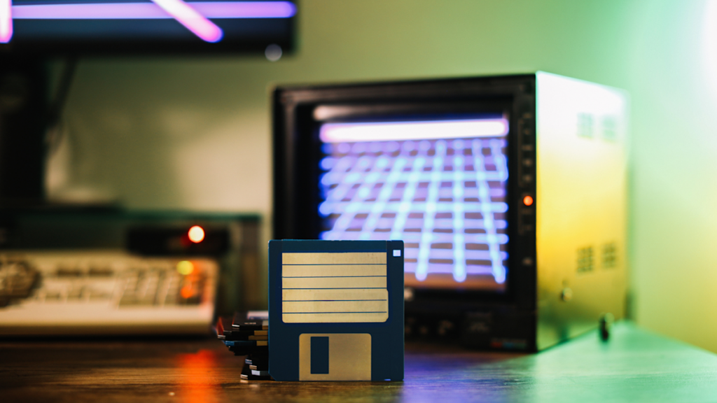 Cara Unik Developer Mengubah Disket Floppy Jadi Kanvas Seni Pixel Hitam Putih dengan pbm2track