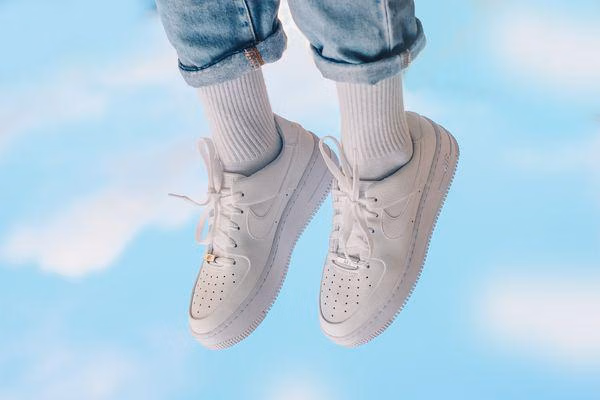 10 Sneakers Putih Desain Timeless Terbaik 2026 untuk Koleksi & Gaya Sehari-hari
