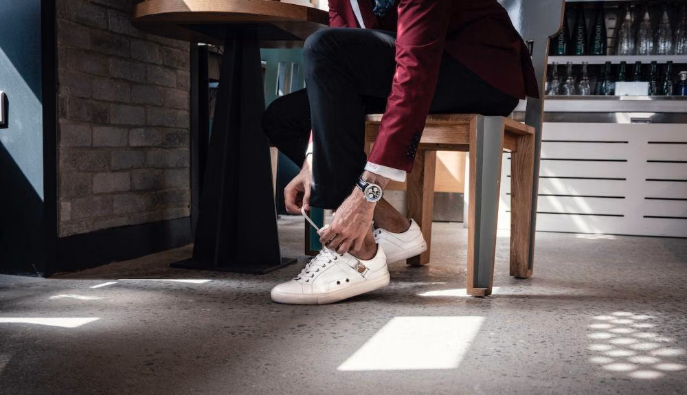 9 Cara Mudah Memasang Tali Sepatu Sneakers Gaya Korea, Anti Ribet dan Stylish!