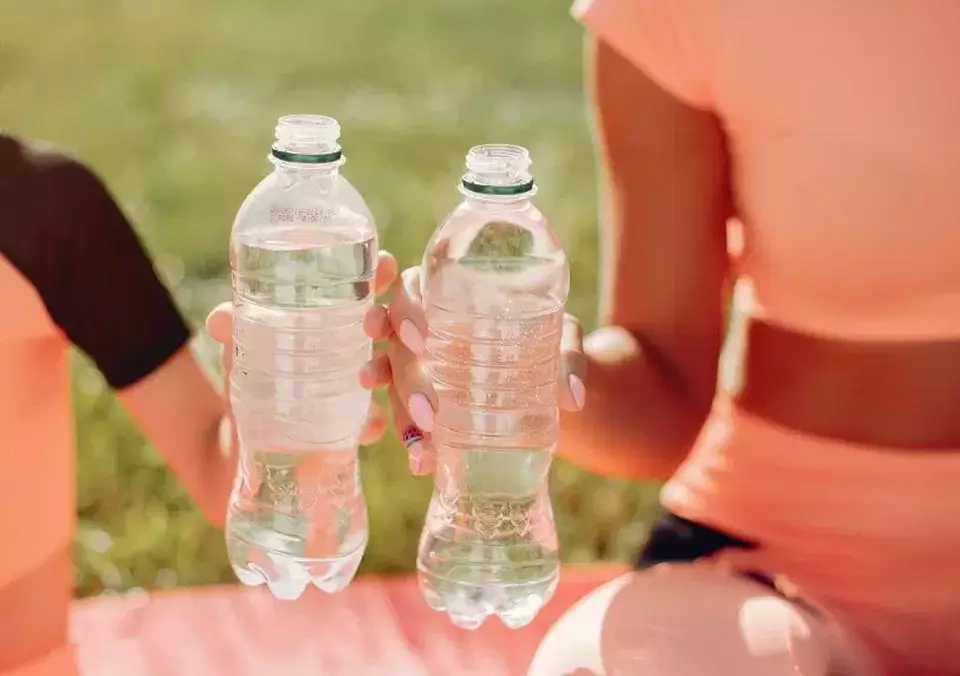 Bahaya Minum Air Botol Plastik: Risiko Masuknya Puluhan Ribu Partikel Mikroplastik