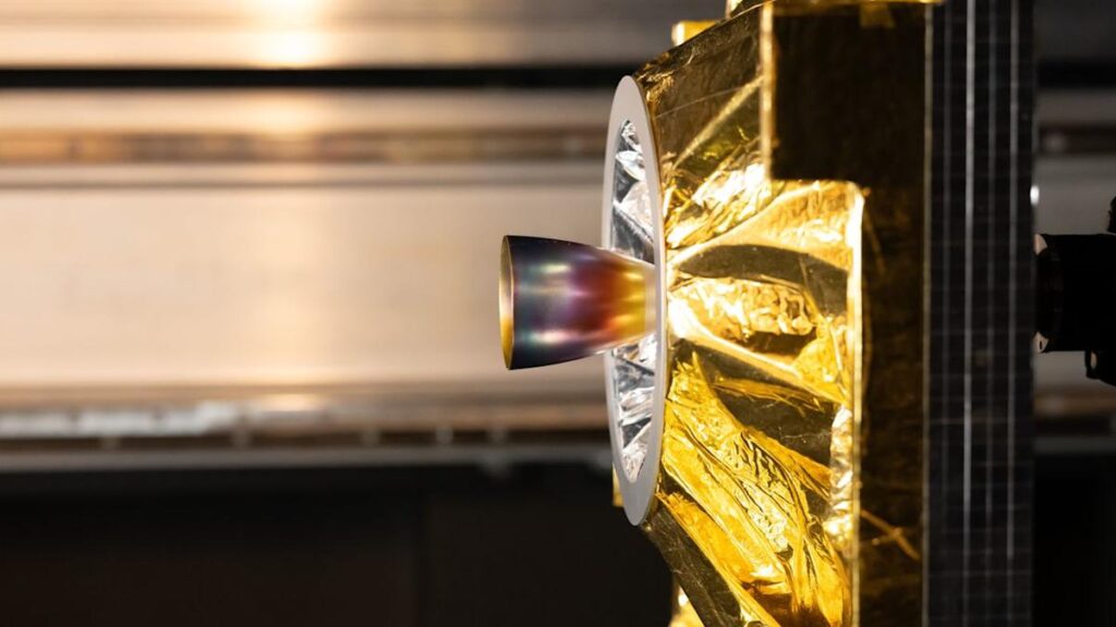 Kilau Isolasi Satelit Mewah Terlihat Menawan Saat Uji Coba di Luar Angkasa