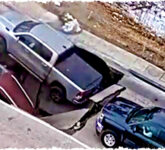 Omaha Terkaget Saat Jalan Runtuh Mendadak, Dua Mobil Terseret ke Dalam Lubang Tanpa Peringatan!