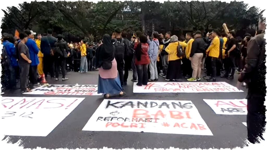 Ribuan Mahasiswa Bertahan Hujan di Polda Jawa Tengah, Tuntut Reformasi Polri dan Transparansi Kasus Polisi Mematikan
