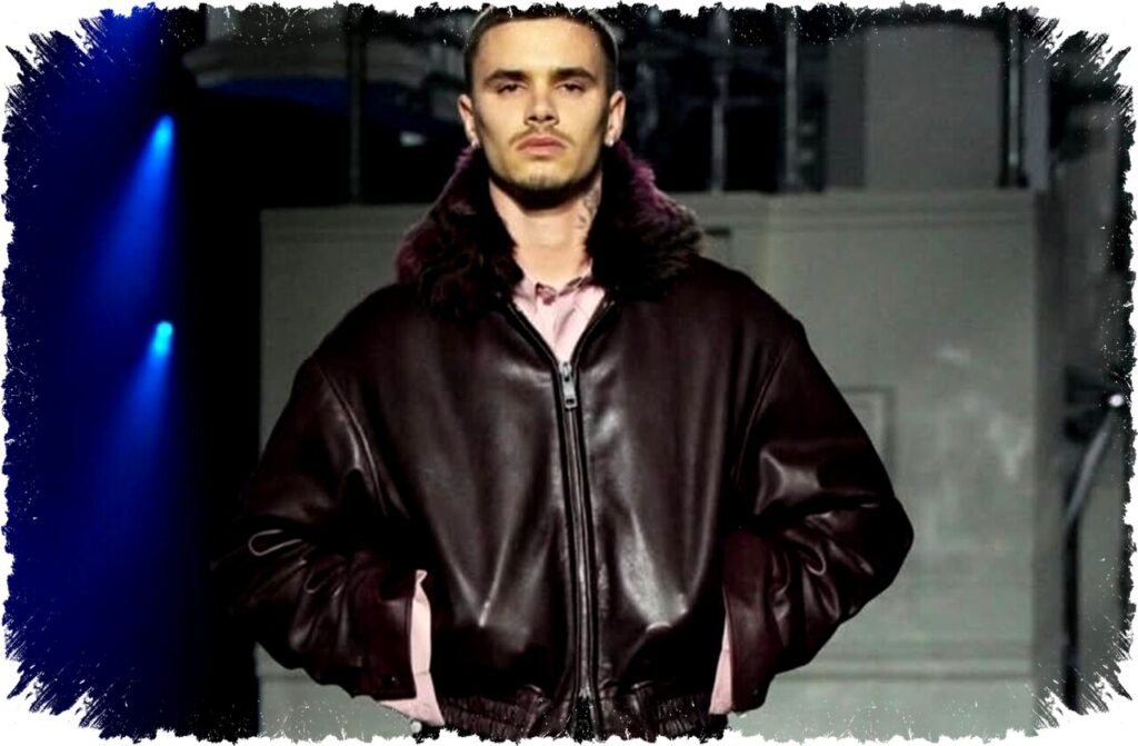 Romeo Beckham Tampil Memukau di Runway Burberry, Victoria Beckham Haru dan Bangga