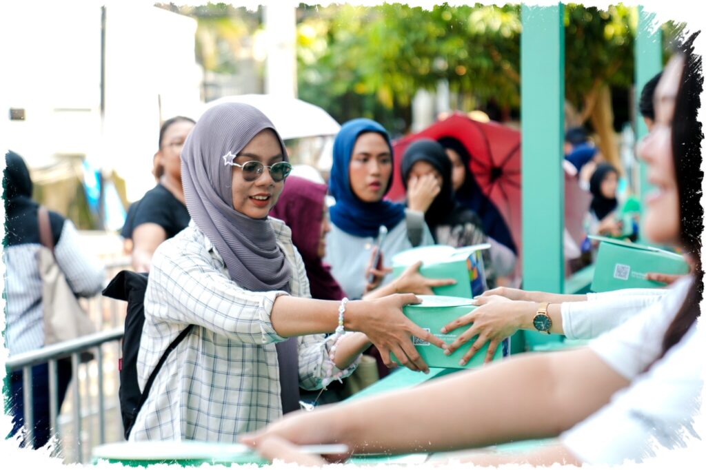Rayakan Ramadan dengan OPPO yang Bagikan Takjil Gratis di Kampus dan Ruang Publik Lewat Gerakan Make Your Moment
