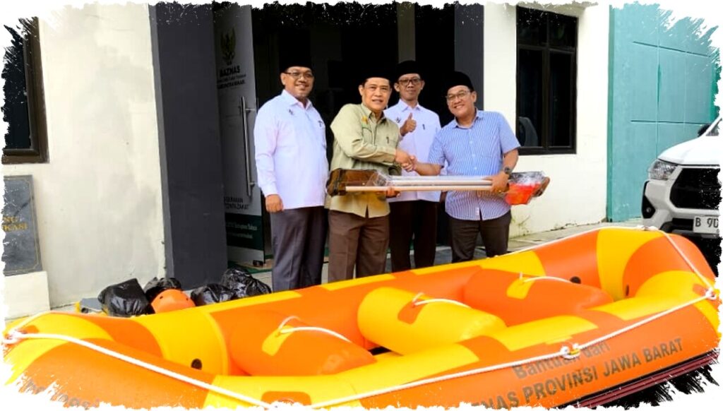 BAZNAS Jabar Serahkan Perahu Karet Strategis ke Kabupaten Bekasi Antisipasi Banjir dan Percepat Respon Darurat Masyarakat