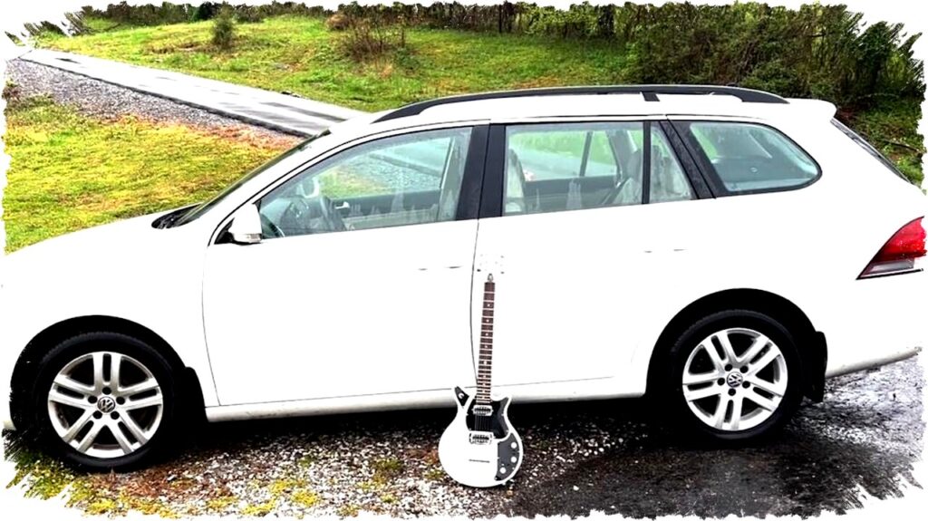 Volkswagen Pernah Berikan Gitar Elektrik Gratis yang Bisa Dimainkan Melalui Stereo Mobil bagi Pembeli Terpilih