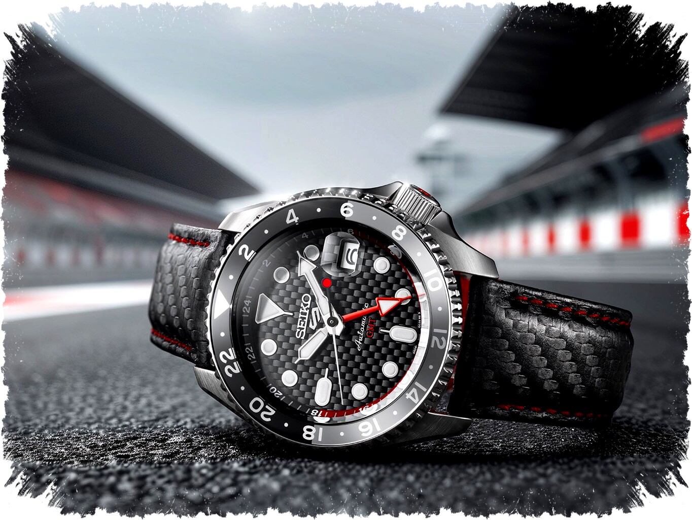 Seiko 5 Sports x Supercars Limited Edition 2026: Jam Tangan GMT dengan Dial Motif Serat Karbon dan Caliber 4R34 Seiko 5 Sports x Supercars Limited Edition 2026: Jam Tangan GMT dengan Dial Motif Serat Karbon dan Caliber 4R34